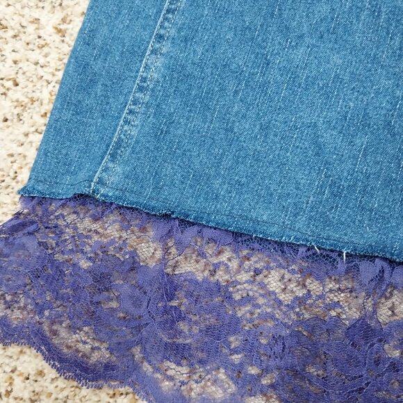 3095 Size 16p White Stag Upcycled Jean Skirt with Purple Wide Lace Trim. - Picture 2 of 5